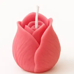 Vela en forma de capullo de rosa