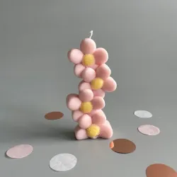 Vela en forma de flores en  vertical