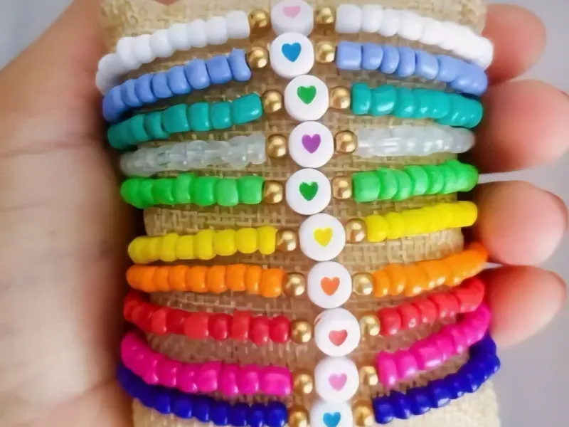 Pulseras y aretes sencillos