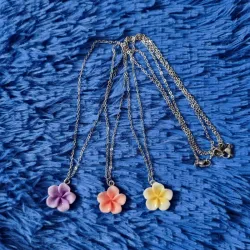 Cadena de acero inoxidable con dije de flor