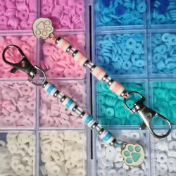 Colgante de celular de fimos planos con dije de patita