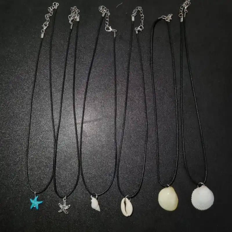 Colgantes con temática marina plateados