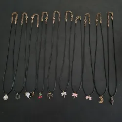 Colgantes variados con cierre dorado