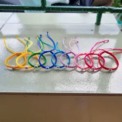 Pulsera con corazón tejida