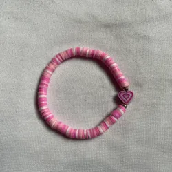 Pulsera de fimos planos rosa con corazón