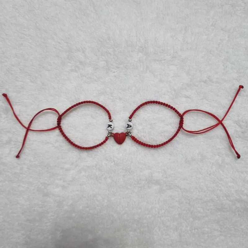 Pulseras tejidas con inicales y corazon imantado