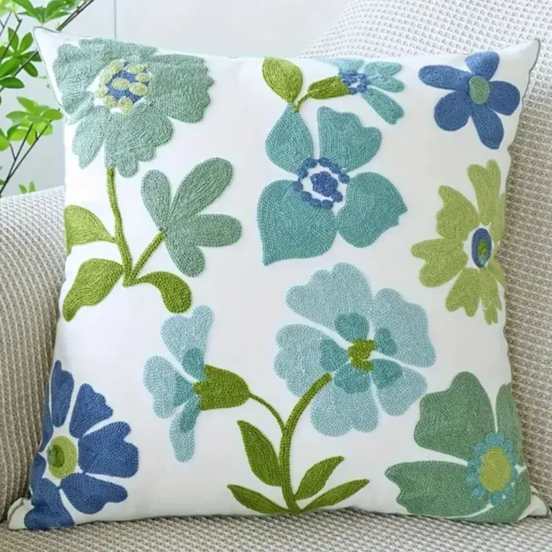 Cojín de flores bordado en tonos verdes y azules 