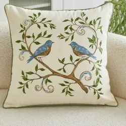 Cojin pareja de pájaros bordado con rivete en verde.