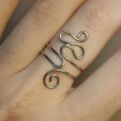 Anillo ajustable con diseño abstracto y espiral