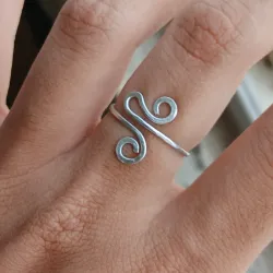Anillo aplastado con "S" y espiral abajo