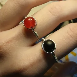 Anillo con cuenta de cristal