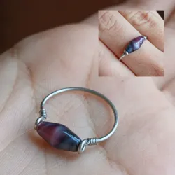 Anillo con cuenta de vidrio violeta (sin enrollar)