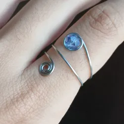 Anillo ajustable de dos vueltas con cuenta (de Swarovski) y espiral