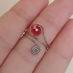 Anillo con piedras y espiral