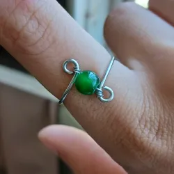 Anillo de almabrado con cuenta de cristal en el centro