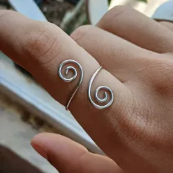 Anillo de dos espirales (sencillo y ajustable)
