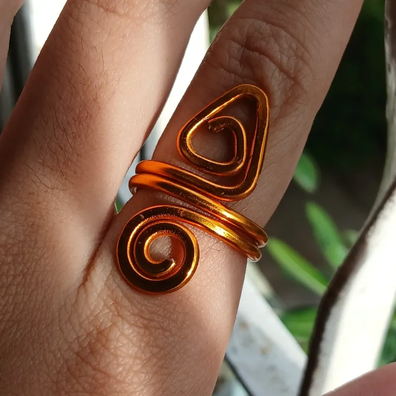 Anillo de espiral con triángulo (2mm)