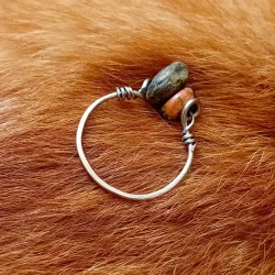 Anillo de piedras semipreciosas no alambrado