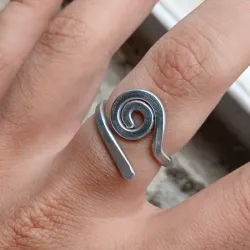 Anillo martillado con espiral pequeña