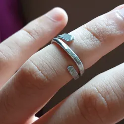 Anillo martillado de medio dedo