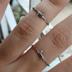Anillos imitando alambre de espino