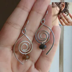 Aretes de alambrado con cuarzo (espiral y línea curva)