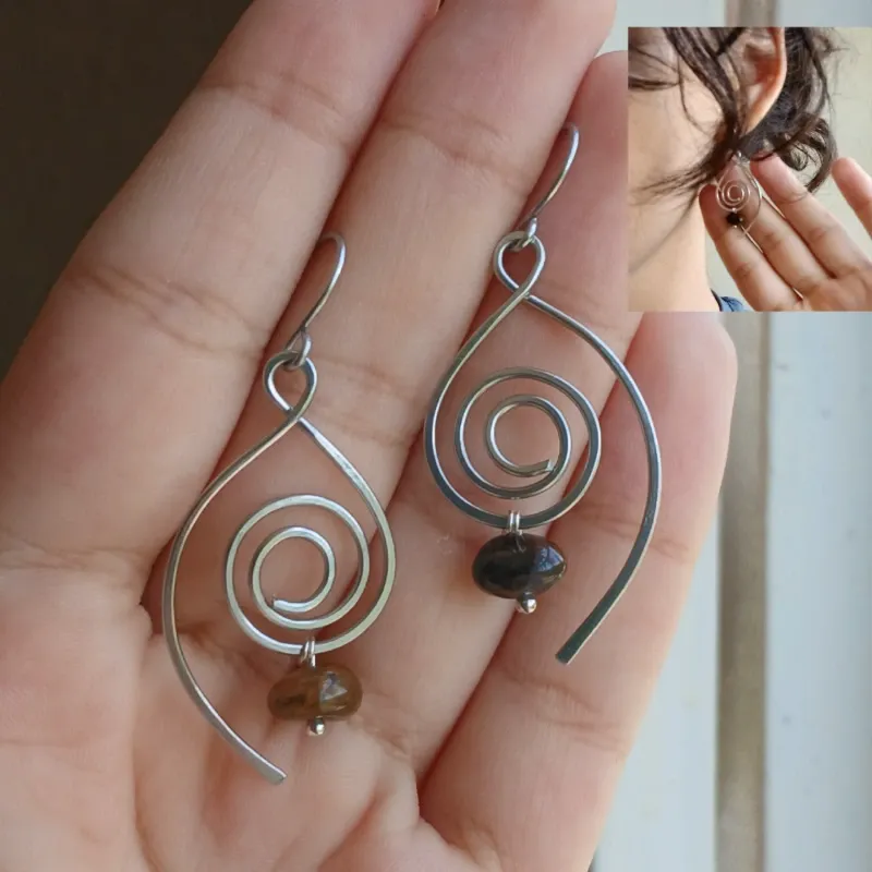 Aretes de alambrado con cuarzo (espiral y línea curva)