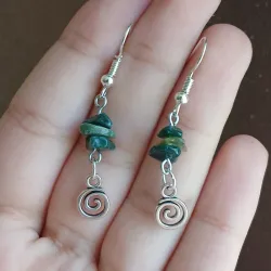 Aretes de cuarzo y dije de espiral pequeño