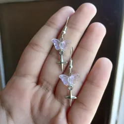 Aretes de cuentas de mariposa con dije
