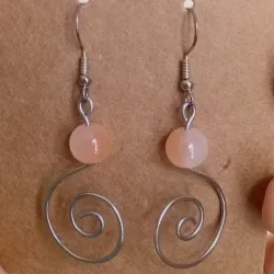Aretes de espiral con cuenta