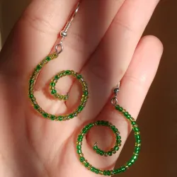Aretes de espiral con cuentas