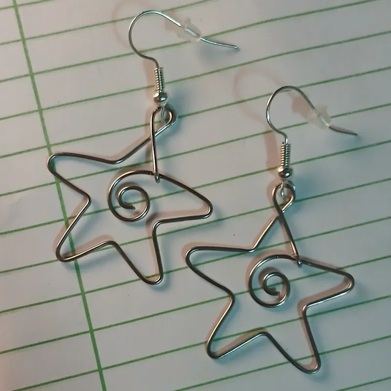 Aretes de estrella alambrados
