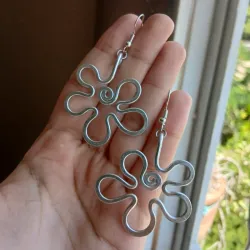 Aretes de flor de alambrado