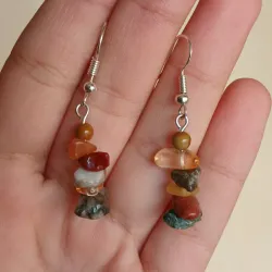Aretes de piedras semipreciosas y madera