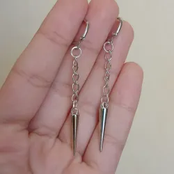 Aretes de púas con cadenas