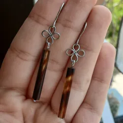 Aretes de trébol y cuentas de carey