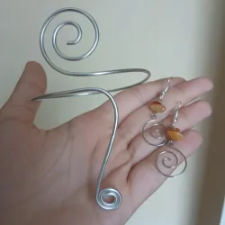 Brazalete con una espiral y cola larga