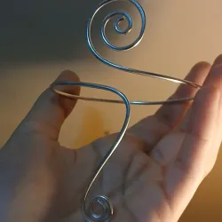 Brazalete con una espiral y cola larga
