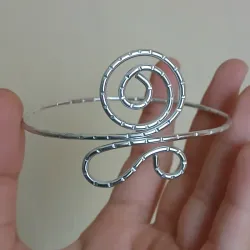 Brazalete de 1 espiral con textura