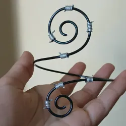 Brazalete imitando alambre de espino