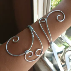 Brazalete para el antebrazo (trabajado)