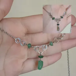 Cadena con alambrismo y piedras semiprecioss.