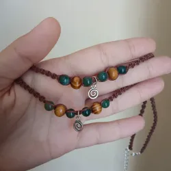 Collar de macramé con espiral y cuarzos