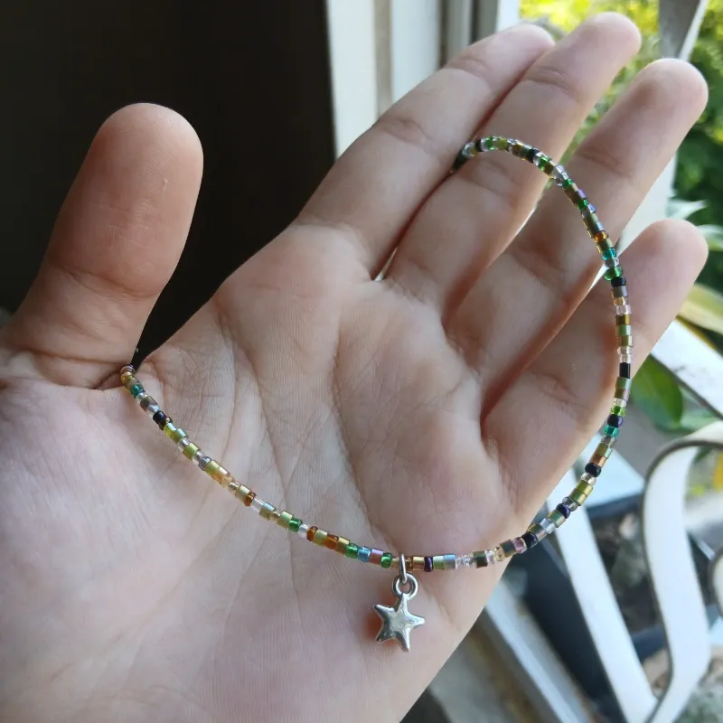 Collar de cuentas pequeñas con dije de estrellita