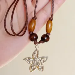 Collar de cuero, madera y dije