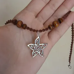 Collar de macramé con cuentas de madera