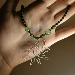 Collar de hilo con Sol de alambrado