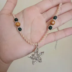 Collar de macramé con cuentas a cada lado