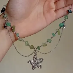 Collar de piedras naturales con dije y cadenas