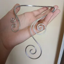 Collar grueso de alambre con espiralesss